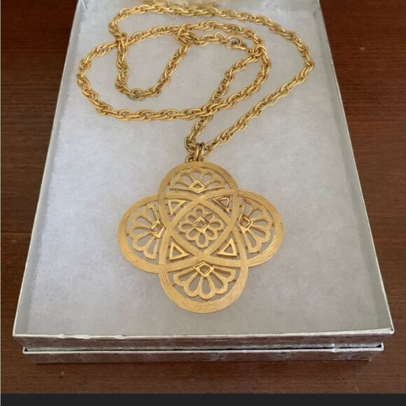 RARE VINTAGE  SIGNED CROWN TRIFARI 27" NECKLACE EXCELLENT CONDITION - Picture 12 of 13